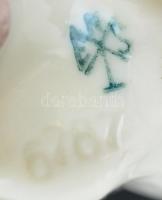 Ens porcelán bazsarózsa, kézzel festett, jelzett, apró lepattanással, 10×7 cm