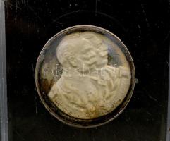 I. világháborús emlék Ferenc József és II. Vilmos császár portréjával, üveg asztaldísz, sérüléssel, ...