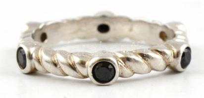 Ezüst(Ag) fekete kövekkel díszített szögletes gyűrű, jelzett, méret: 51, bruttó: 2,7 g