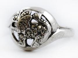 Ezüst(Ag) oroszlános gyűrű, markazit kövekkel, jelzett, méret: 55, bruttó: 2,4 g