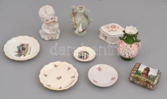 Kis doboznyi figurális porcelán, tálkák, stb., jelzéssel és jelzés nélkül, kopásnyomokkal, kis hibák...