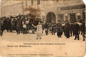 Segesvár, Schässburg, Sighisoara; Faschings-Umzug der ersten Baiergässer Nachbarschaft, Elektrisches Werk Kleinindustrie / Farsangi felvonulás a Bajor utcában télen, Villamossági gyár kocsija ökrökkel, bohóc, Anton Kwieczinsky üzlete és saját kiadása / carnival parade in winter, clown, ox-drawn vehicle of the electricity plant, shop of Kwieczinsky (EM)