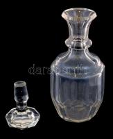 Színtelen üveg kiöntő, dugó alján csorbákkal, üveg alján karcolásokkal, m: 24 cm