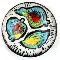 Össz. 2 db iparművész kerámia: Retró falitál, mázas kerámia, jelzés nélkül, mázhibákkal, d: 17,5 cm ...