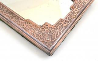 2 db tükör, fém illetve réz mintás kerettel, az egyik támasztható és akasztható is. Kopottas állapot...