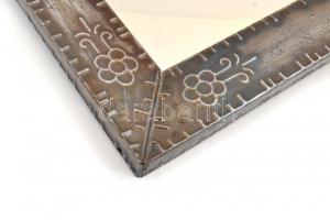 2 db tükör, fém illetve réz mintás kerettel, az egyik támasztható és akasztható is. Kopottas állapot...