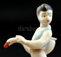 Hollóházi libás fiú, kézzel festett, jelzett, apró lepattanással az ujjainál, m: 13 cm