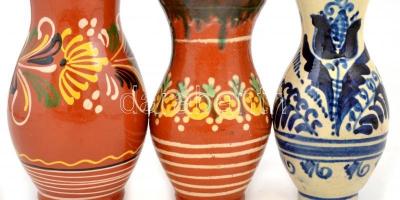 3 db mázas kerámia kancsó, az egyik száján lepattanással, az egyik fülénél hajszálrepedéssel, a harm...