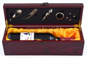 Igal, Bali bora bontatlan palack vörösbor, fa díszdobozban, hozzávaló boros eszközökkel