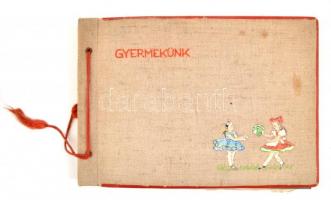 cca 1940 Vászon borítású családi fotóalbum, főként gyerekekről, 151 db képpel, 5,5x5,5 és 16x22 cm k...