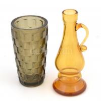 Vegyes üveg tétel, 7 db: nagy gyógyszeres üveg 1L, dugóval, m: 21 cm, sárgás-barnás anyagában színez...