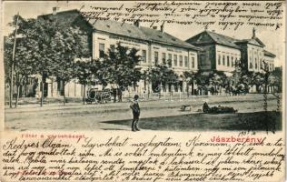 1903 Jászberény, Fő tér, Városháza, Jászkerületi Népbank és Takarékpénztár, Pannonia szálloda, utcai árus és áruszállító talicskája. Brünauer Adolf kiadása (EK)