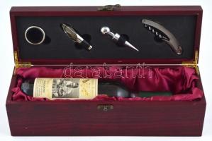 1997 Puskás Ferenc 70. születésnapjára palackozott kiskörei chardonnay díszdobozban, bornyitó eszköz...