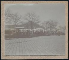 cca 1900 Pesti Duna-parti piaci árusok, kartonra ragasztott fotó, 8,5×10,5 cm