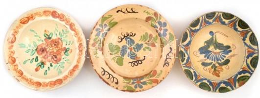 XIX. sz. 3 db tányér. Mázas cserép, kézzel festett, kisebb hibákkal. d:21 cm