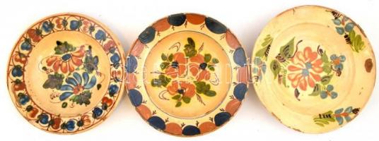 XIX. sz. 3 db tányér. Mázas cserép, kézzel festett, kisebb hibákkal. d:21 cm