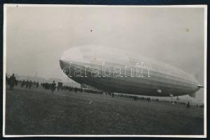 1931 Az LZ 127 Graf Zeppelin léghajó a csepeli repülőtéren, fotó, 5,5×8,5 cm