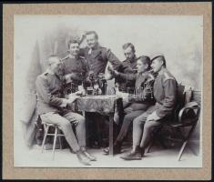 cca 1900 A boldog békeidők katonasága sör, szivar és kártya mellett, kartonra ragasztott fotó, 9×11 cm
