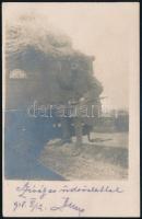 1918 Hadtápos szakvezető őrzi a szénát a vasúti kocsin, pecsétekkel ellátott fotó lapként elküldve, 13,5×9 cm