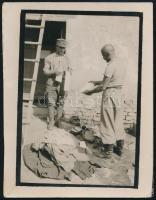 1939 Zilah (Erdély), A felszerelés leltár szerinti visszaadása a leszerelés után, hátoldalon feliratozott fotó, 9×7 cm