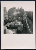 cca 1940 Készül az étel a vasúti kocsin lévő tábori konyhán, 8,5×6,5 cm