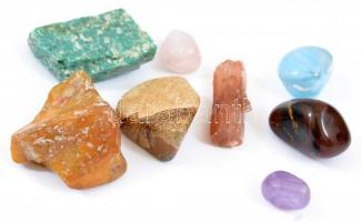 8 db ásvány dobozban, közte amazonit és aragonit