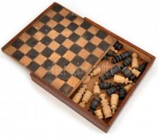 Kis úti sakk készlet faragott fa bábukkal 25x25 cm