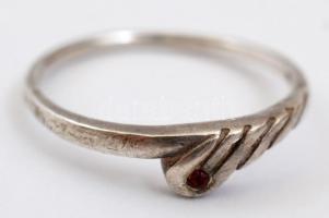 Ezüst(Ag) gyűrű, piros kővel, jelzett, méret: 56, bruttó: 1,25 g