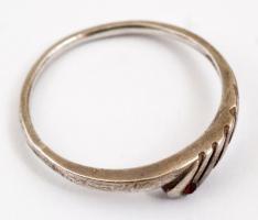 Ezüst(Ag) gyűrű, piros kővel, jelzett, méret: 56, bruttó: 1,25 g