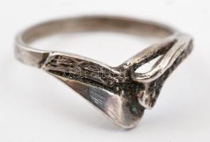 Ezüst(Ag) félig áttört mintás gyűrű, jelzett, méret: 59, nettó: 2,28 g