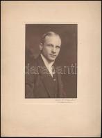 Székely Aladár (1870-1940): Férfiportré, fotó, kartonra ragasztva, aláírt, 15,5×11 cm