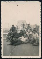 1937 Tátra u.-i épület munkásairól készült fotó, hátulján írás 8,5x6 cm