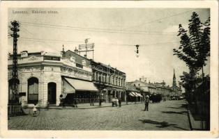 1913 Losonc, Lucenec; Rákóczi utca, Szúsz Miksa kávéháza, üzletek. Redlinger kiadása / street view, ...