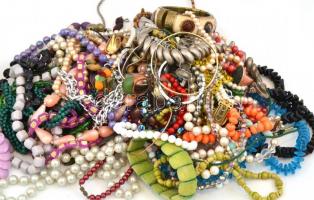 Óriási, átnézni való bizsu tétel: nyakláncok, karperecek vegyesen