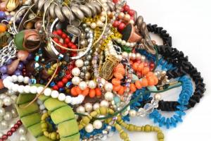 Óriási, átnézni való bizsu tétel: nyakláncok, karperecek vegyesen