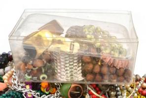 Óriási, átnézni való bizsu tétel: nyakláncok, karperecek vegyesen