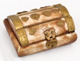 Csont ékszeres dobozka fém rátétttel. 9x6 cm