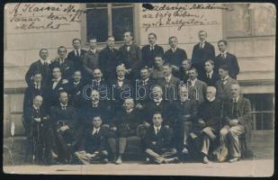 1919 a Kassai Magyar Gazdasági Akadémia tanári kara és oklevelet szerzett hallgatói. Gyűrött fotólap 13,5x9 cm