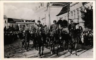 1940 Marosvásárhely, Targu Mures; bevonulás, lovaskatonák / entry of the Hungarian troops, cavalry