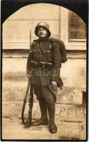Békéscsaba, katona teljes menetfelszerelésben. Róna fényképész / WWI Hungarian military, soldier in full gear. photo (fl)