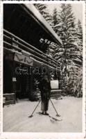 1942 Nagybánya, Baia Mare; Bányai-havasok, Erdélyi Kárpát Egyesület Gutin osztályának menedékháza télen, síelő, téli sport / chalet, skier, winter sport. photo