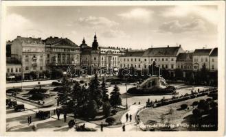 1942 Kolozsvár, Cluj; Mátyás király tér és szobor, Gyógyszertár, M. Deutsch üzlete, automobilok / square, statue, monument, pharmacy, shops, automobiles