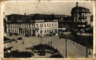 1942 Nagyvárad, Oradea; Bémer tér, Magyar Általános Hitelbank nagyváradi fiókja, Általános Hitelbank, Ady, Vadas, Fazekas üzlete, drogéria, villamos, automobilok, magyar katonák / square, banks, shops, drugstore, automobiles, tram, Hungarian soldiers (Rb)