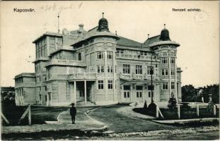 1914 Kaposvár, Nemzeti Színház. Fenyvesi Béla kiadása + &quot;ÚJDOMBÓVÁR - NAGYKANIZSA 43 B&quot; vasúti mozgóposta bélyegző + &quot;KAPOSVÁR P.U.&quot; pályaudvari pecsét