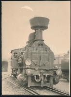 cca 1910-1920 Régi mozdony pályaudvaron, fotó, 11×8 cm