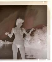 cca 1978 Otthoni kényelem, szolidan erotikus felvételek, 8 db vintage negatív + 1 db mai nagyítás, d...