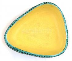 Retró mázas, háromszög alakú, lábas kerámia tálka, "2" jelzéssel az alján, apró kopásnyomo...