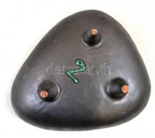 Retró mázas, háromszög alakú, lábas kerámia tálka, "2" jelzéssel az alján, apró kopásnyomo...