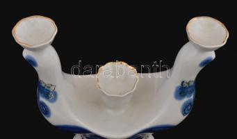 Pávás porcelán gyertyatartó, kézzel festett, jelzett, kis kopásnyomokkal, 21×17 cm