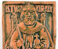 Varga Mátyás (1910-2002): István király 970-1970. Mázas kerámia plakett, jelzett, kopásnyomokkal, 30...